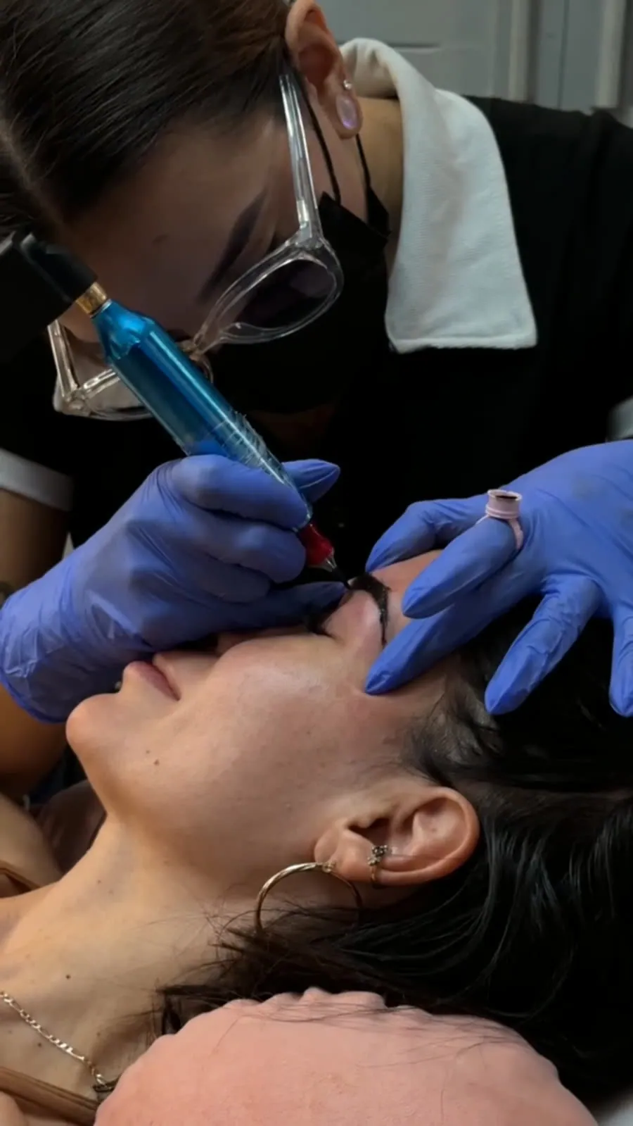 Aplicación de maquillaje semipermanente de cejas en Valanka