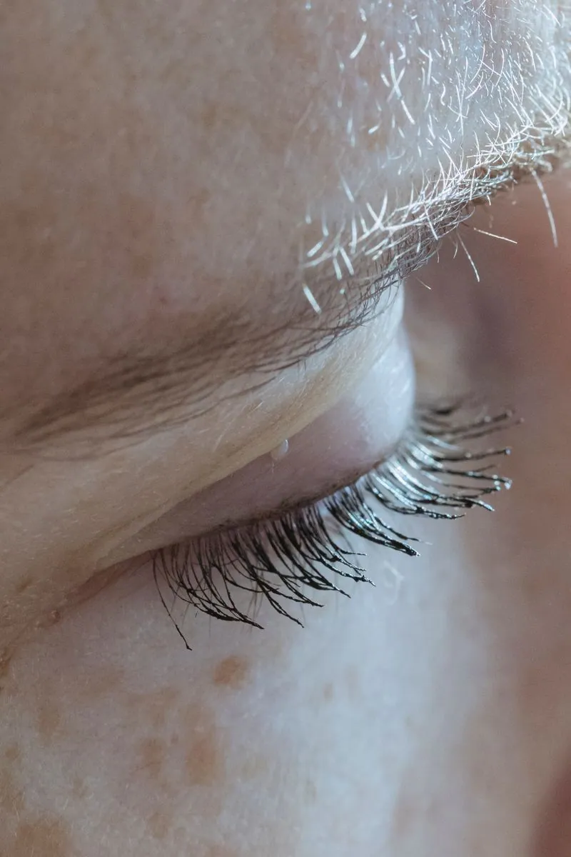 Fotografía editorial de una mirada con pestañas naturales